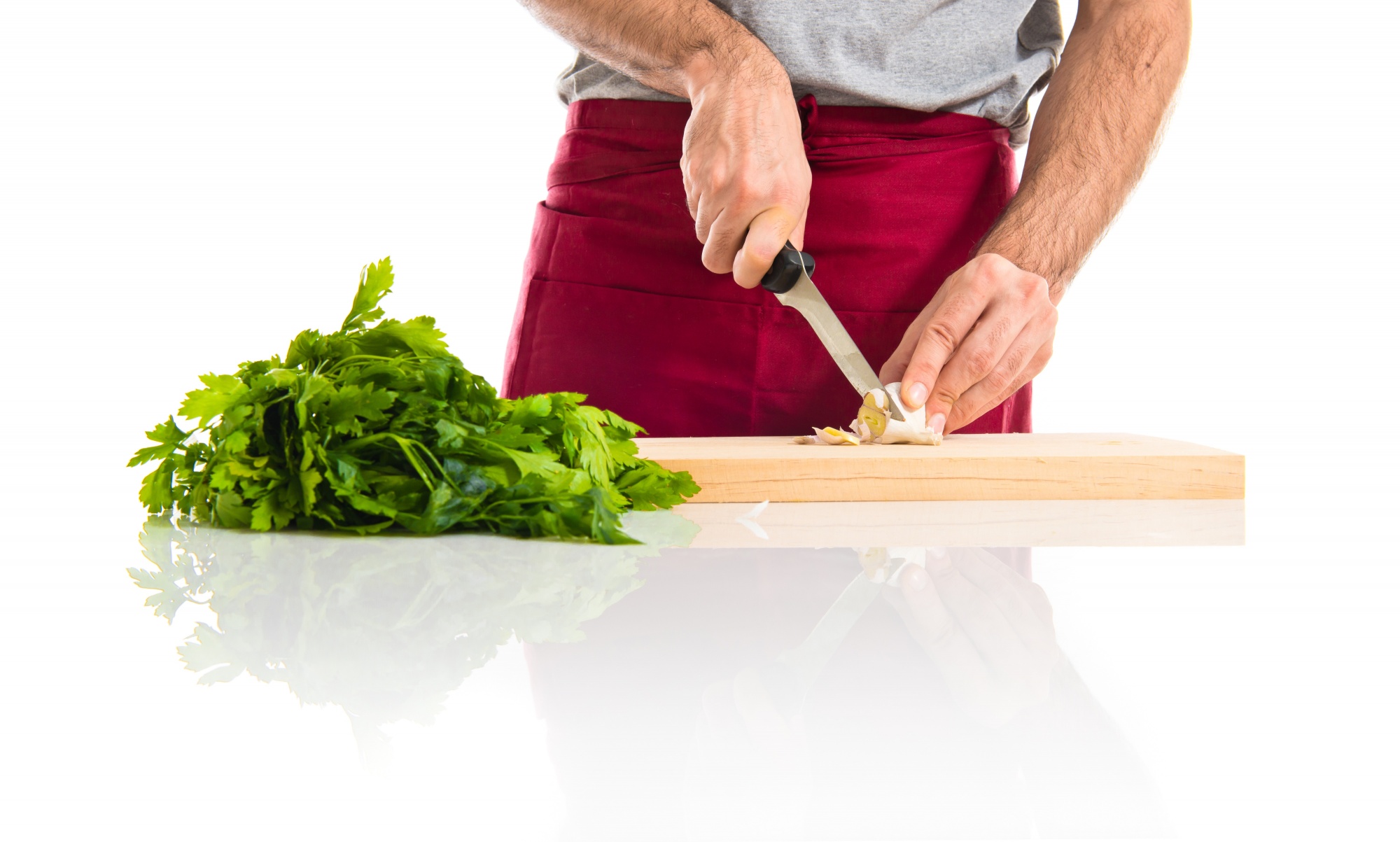 Chef che affetta ingredienti su tagliere